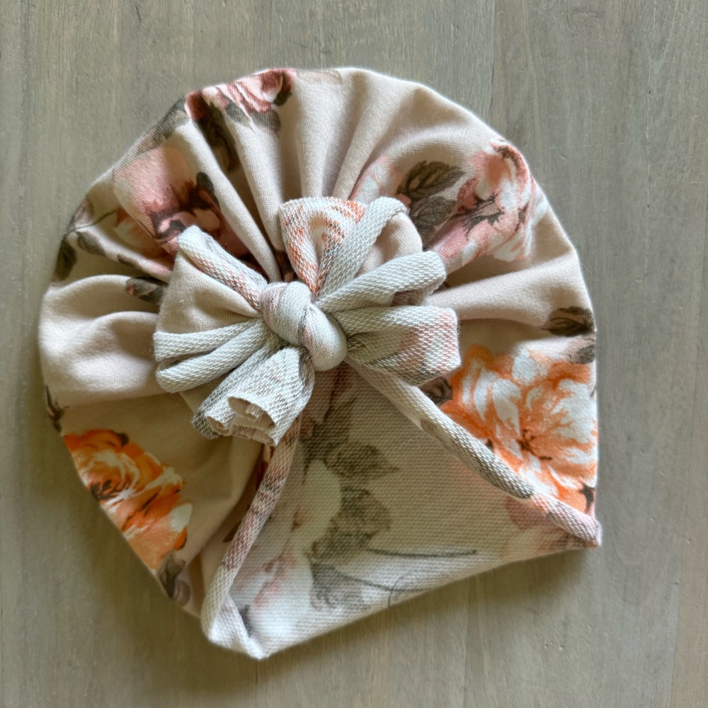 Bunny Knots - head wrap XS with big stretch, can fit up to 6 months or more.